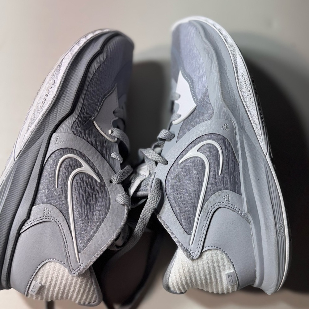 👟 Nike Kyrie Basketball Shoes – Gray

Men’s Size: US 5.5 - Picture 6 of 13